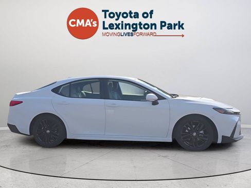 Used 2025 Toyota Camry SE FWD image 6