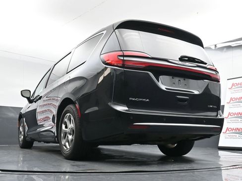 Used 2023 Chrysler Pacifica Limited image 21