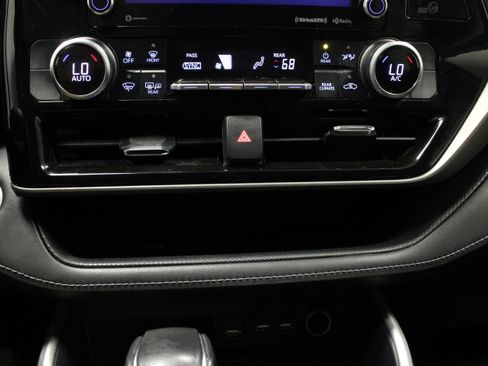 Used 2021 Toyota Highlander LE AWD/4WD image 29