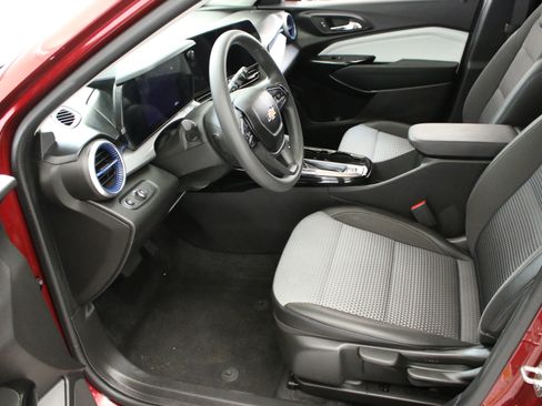 Used 2024 Chevrolet Trax LT FWD image 27