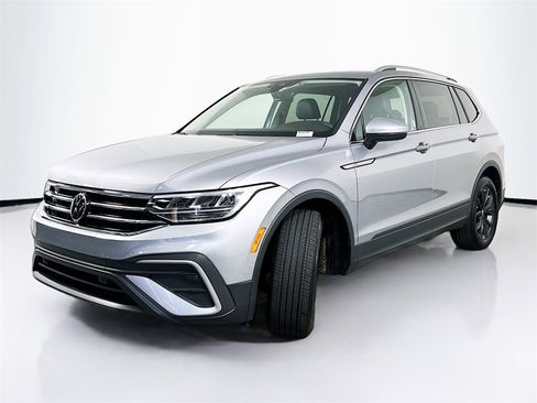 Used 2023 Volkswagen Tiguan SE w/ Panoramic Sunroof Package image 2