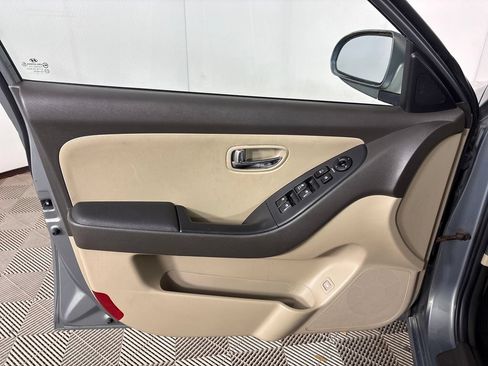 Used 2010 Hyundai Elantra GLS FWD image 12