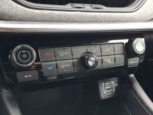 Used 2023 Jeep Compass Latitude image 16