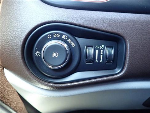 Used 2015 Jeep Renegade Latitude AWD/4WD image 22