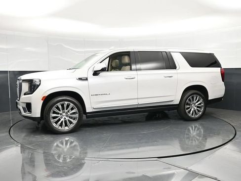 Used 2022 GMC Yukon XL Denali AWD/4WD image 9