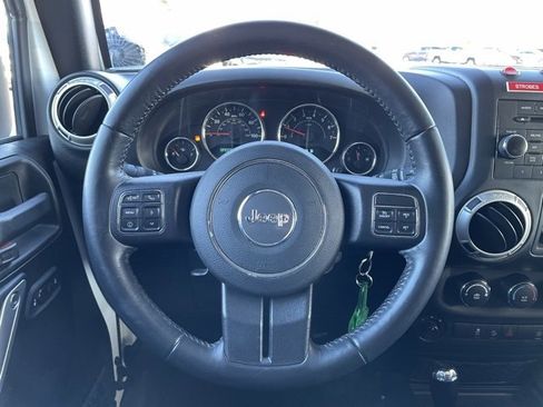 Used 2017 Jeep Wrangler Unlimited Rubicon w/ Connectivity Group image 13