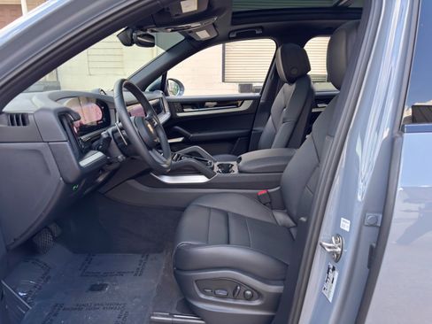 Used 2025 Porsche Cayenne E-Hybrid w/ Premium Package Plus AWD/4WD image 17