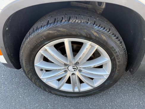 Used 2011 Volkswagen Tiguan S image 25