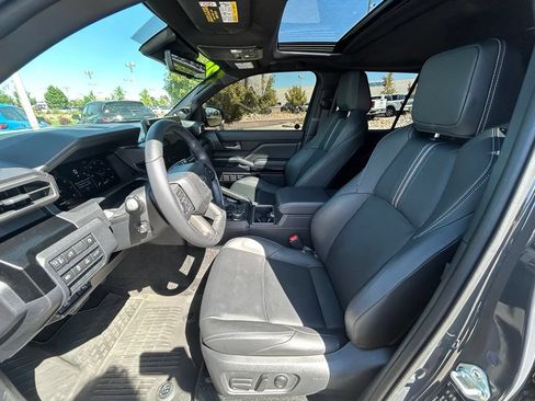 Used 2025 Toyota 4Runner Limited w/ Tow Technology Package AWD/4WD image 14