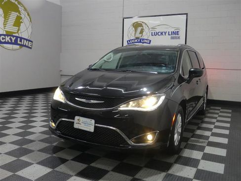 Used 2018 Chrysler Pacifica Touring-L Plus FWD image 4
