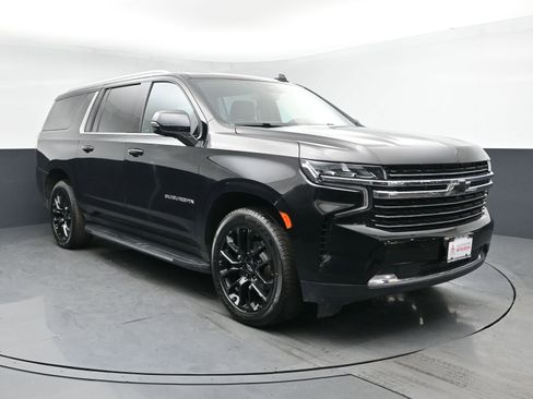 Used 2023 Chevrolet Suburban LT w/ Luxury Package AWD/4WD image 2