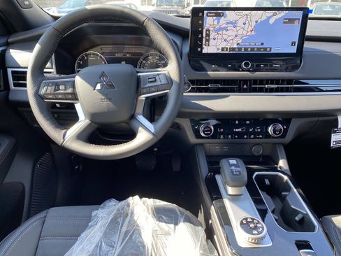 New 2026 Mitsubishi Outlander LE AWD/4WD image 9