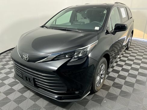 Used 2026 Toyota Sienna XLE FWD image 7
