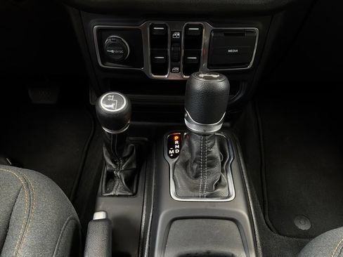 Used 2025 Jeep Wrangler Unlimited Sport AWD/4WD image 19