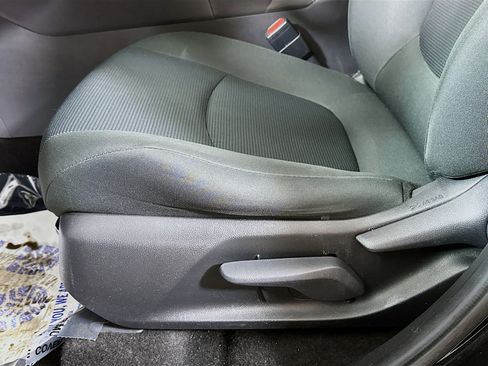 Used 2021 Toyota RAV4 LE image 18