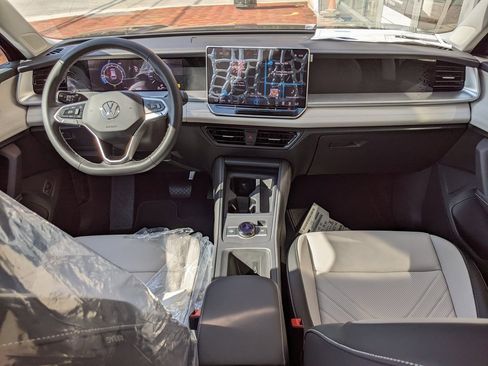 New 2025 Volkswagen Tiguan SE image 14
