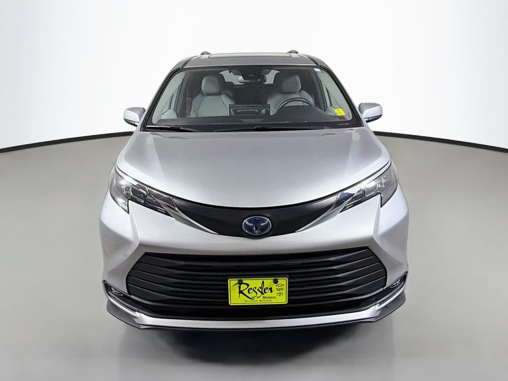 Used 2025 Toyota Sienna XLE FWD image 2