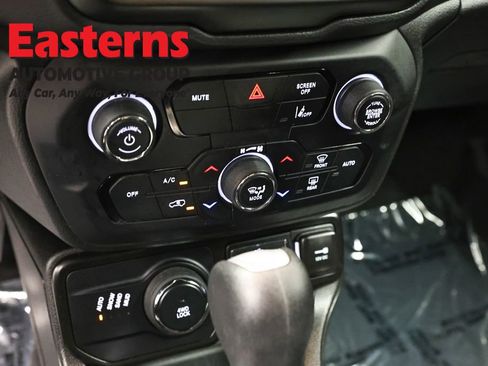 Used 2023 Jeep Renegade Latitude AWD/4WD image 19