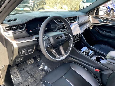 Used 2025 Jeep Grand Cherokee Limited w/ Black Appearance Package AWD/4WD image 8