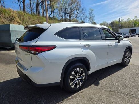 Used 2022 Toyota Highlander XLE AWD/4WD image 8