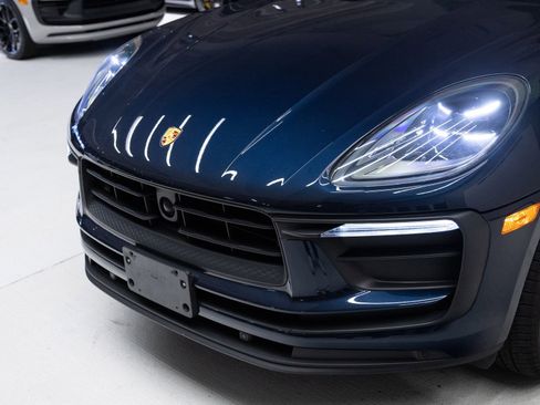 Certified 2023 Porsche Macan AWD/4WD image 31