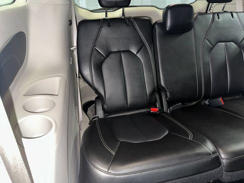 Used 2024 Chrysler Pacifica Touring-L FWD image 27