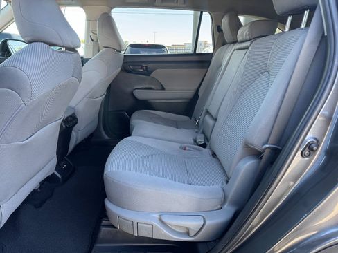Used 2021 Toyota Highlander LE AWD/4WD image 11