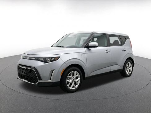 Used 2025 Kia Soul LX w/ LX Technology Package FWD image 3