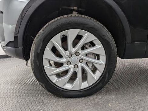 Used 2023 Land Rover Discovery S image 30