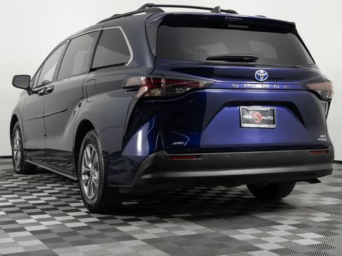 Used 2023 Toyota Sienna XLE image 5