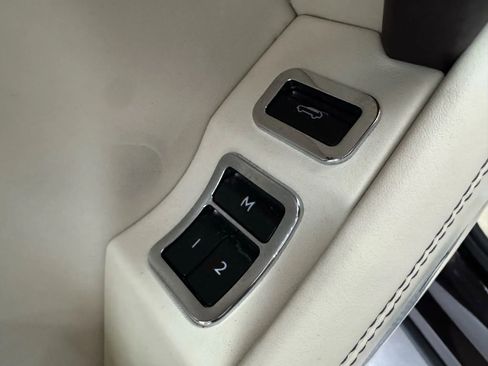 Used 2017 Bentley Bentayga image 36