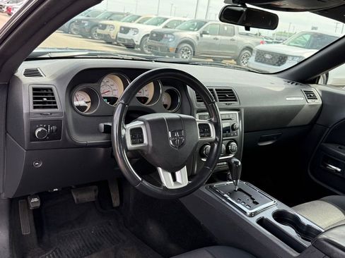 Used 2013 Dodge Challenger SXT image 4