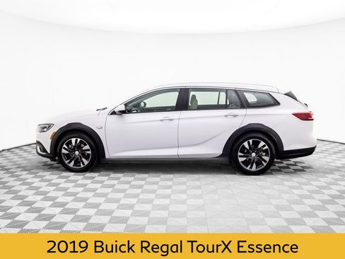 Used 2019 Buick Regal Essence w/ Driver Confidence Package I image 2