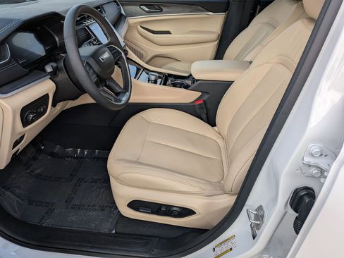 Used 2023 Jeep Grand Cherokee L Limited image 13