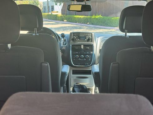 Used 2016 Dodge Grand Caravan SE FWD image 16