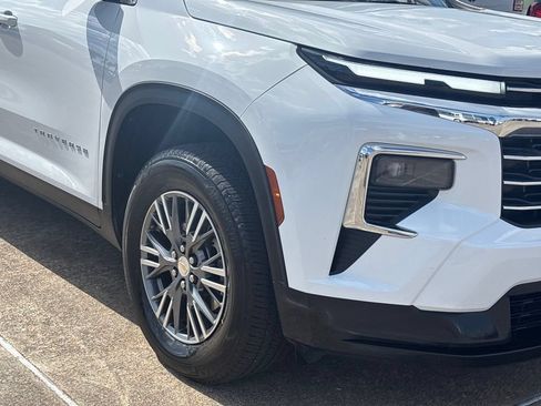 Used 2025 Chevrolet Traverse LT FWD image 5