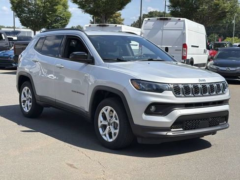 Used 2025 Jeep Compass Latitude AWD/4WD image 15