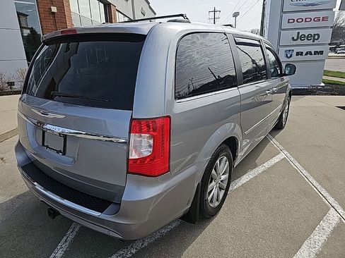 Used 2014 Chrysler Town & Country Touring-L image 12