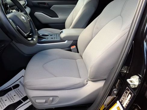 Used 2020 Toyota Highlander LE AWD/4WD image 12