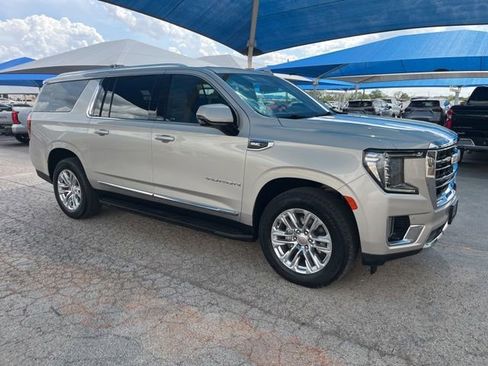 Used 2022 GMC Yukon XL SLT w/ SLT Premium Package RWD image 3