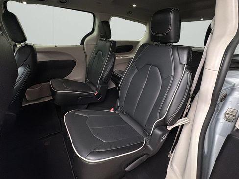 Used 2024 Chrysler Pacifica Limited FWD image 15