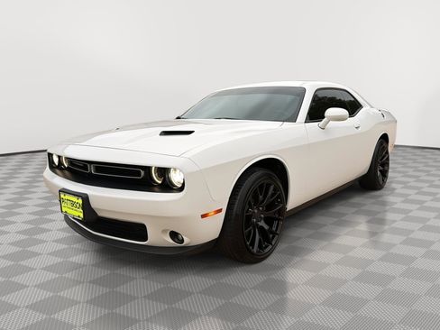 Used 2020 Dodge Challenger SXT w/ Driver Convenience Group RWD image 2