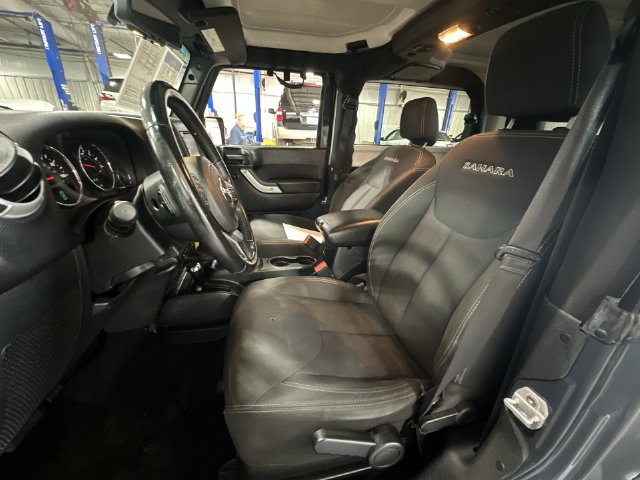 Used 2018 Jeep Wrangler Sahara w/ Connectivity Group AWD/4WD image 17