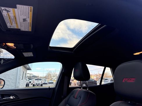 Certified 2025 Chevrolet Trax RS w/ Sunroof Package image 12