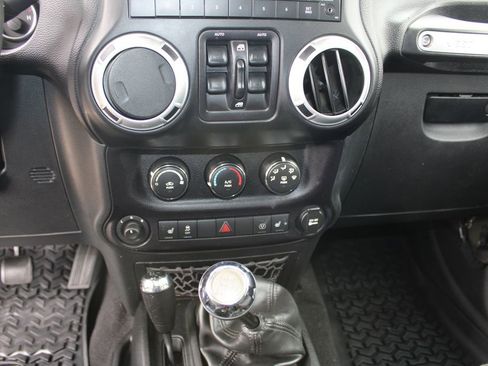 Used 2015 Jeep Wrangler Unlimited Rubicon w/ Connectivity Group image 33