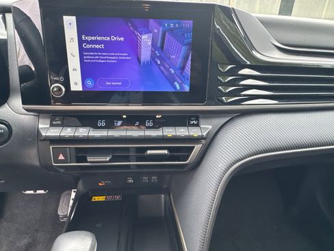 Used 2025 Toyota Camry SE image 28