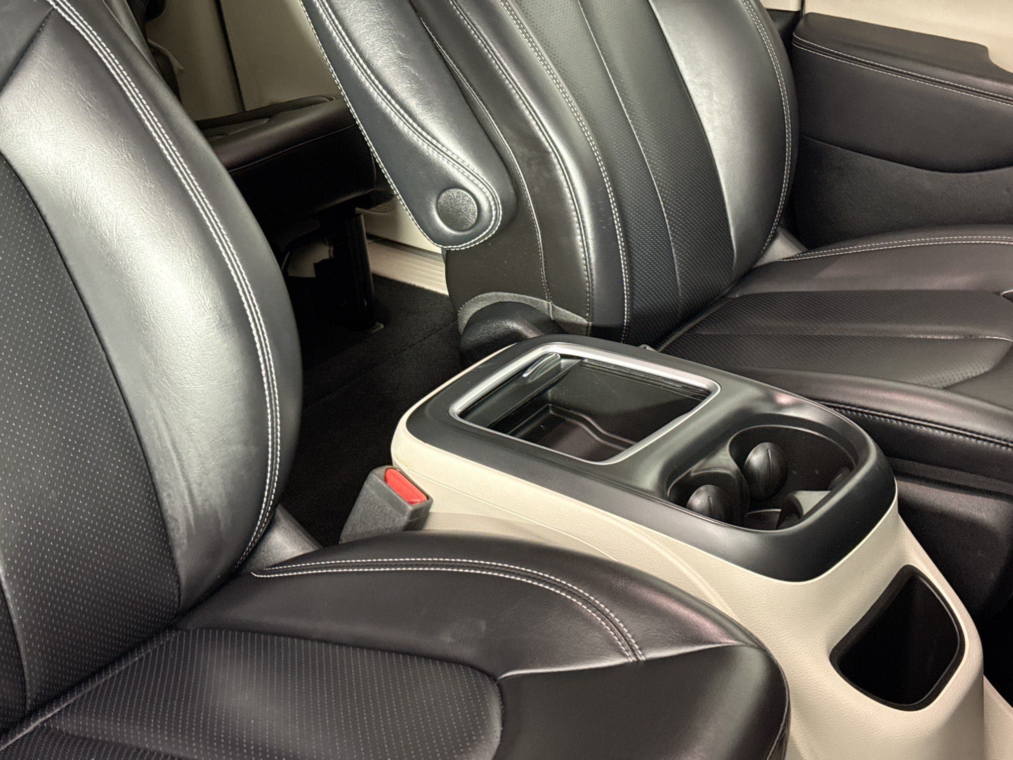 Used 2023 Chrysler Pacifica Touring-L AWD/4WD image 38