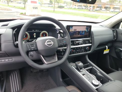 New 2026 Nissan Pathfinder Platinum AWD/4WD image 8
