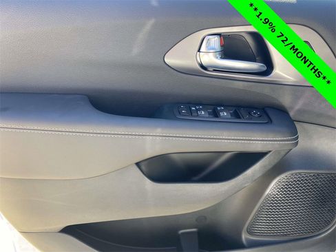 New 2026 Chrysler Pacifica Select image 12