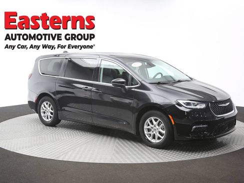 Used 2023 Chrysler Pacifica Touring-L FWD image 50